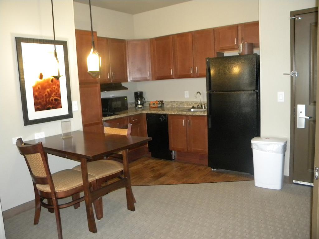 Teddy'S Residential Suites Watford City Экстерьер фото