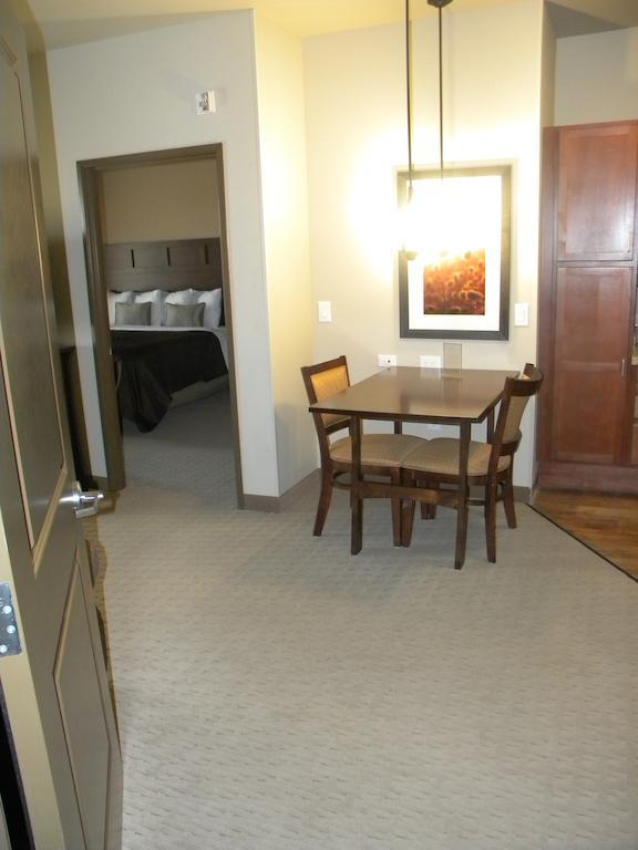 Teddy'S Residential Suites Watford City Экстерьер фото